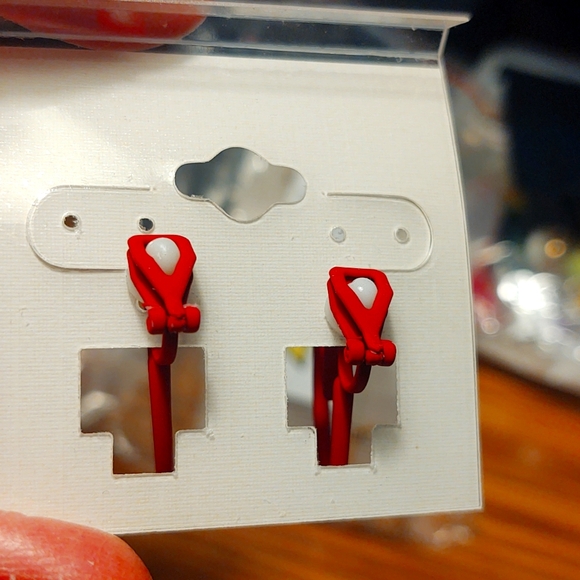 Clip Earrings - Red Hearts - Very Cute - Picture 4 of 4
